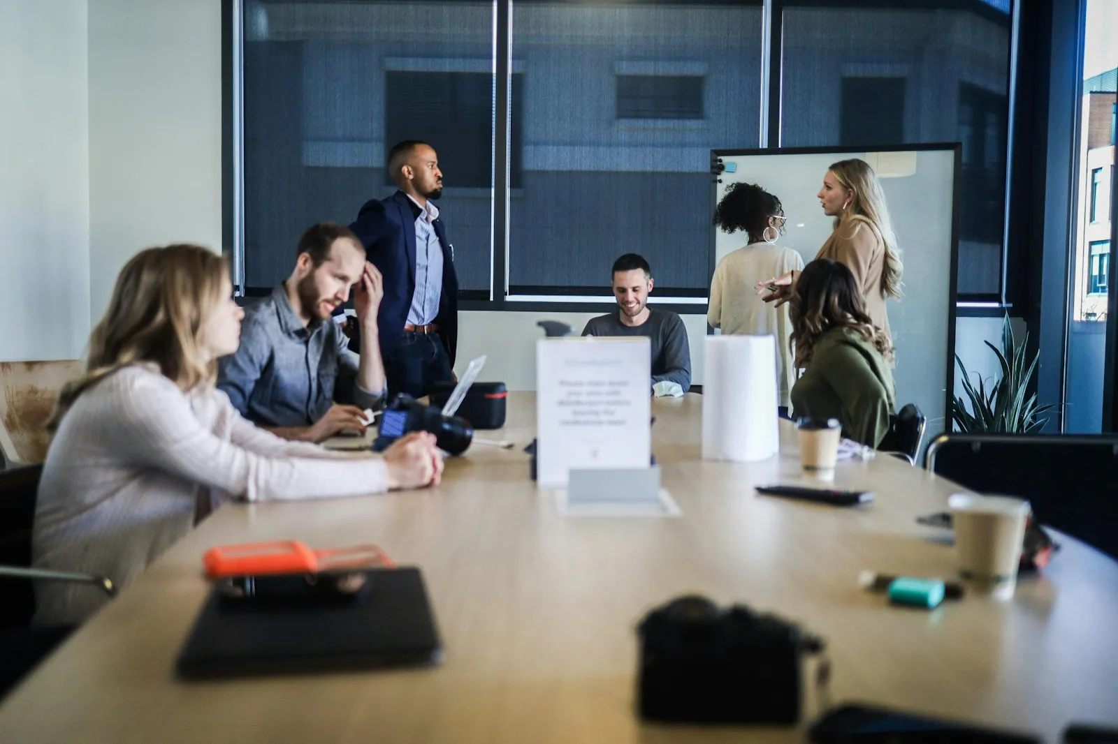 Senior advisor in one-on-one client meeting